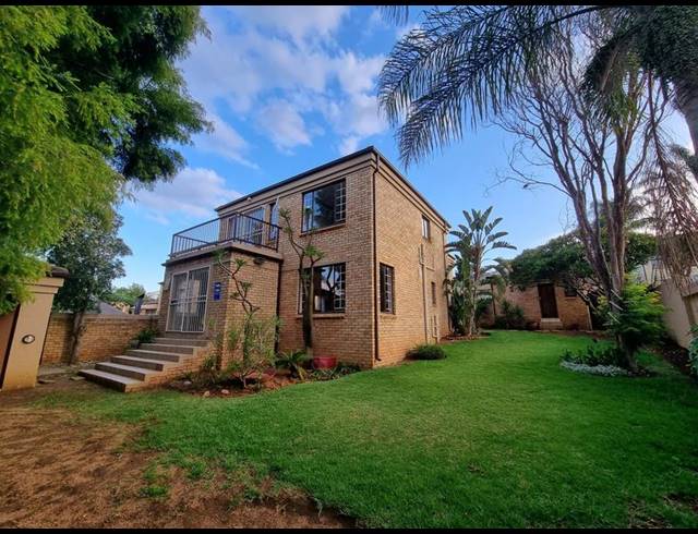 5 BEDROOM TOWNHOUSE FOR SALE IN AMAROSA